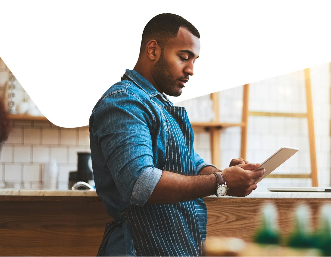 Photo d’un entrepreneur utilisant les services bancaires en ligne pour entreprises de la Banque Nationale sur sa tablette 