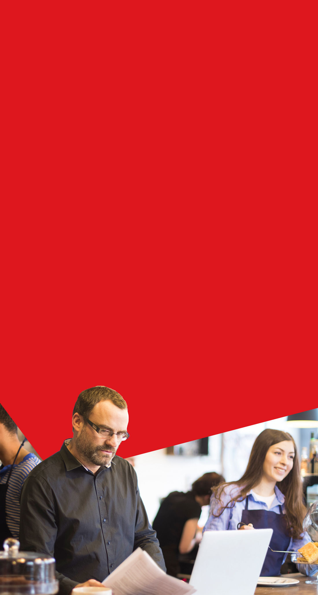 Photo d’un entrepreneur se renseignant sur les services de paie au comptoir de son restaurant 