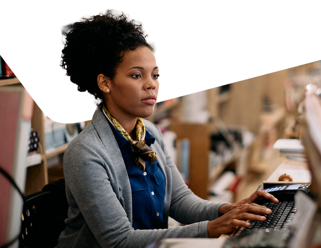 Photo of an entrepreneur working on their computer paying their suppliers with our payables solutions 