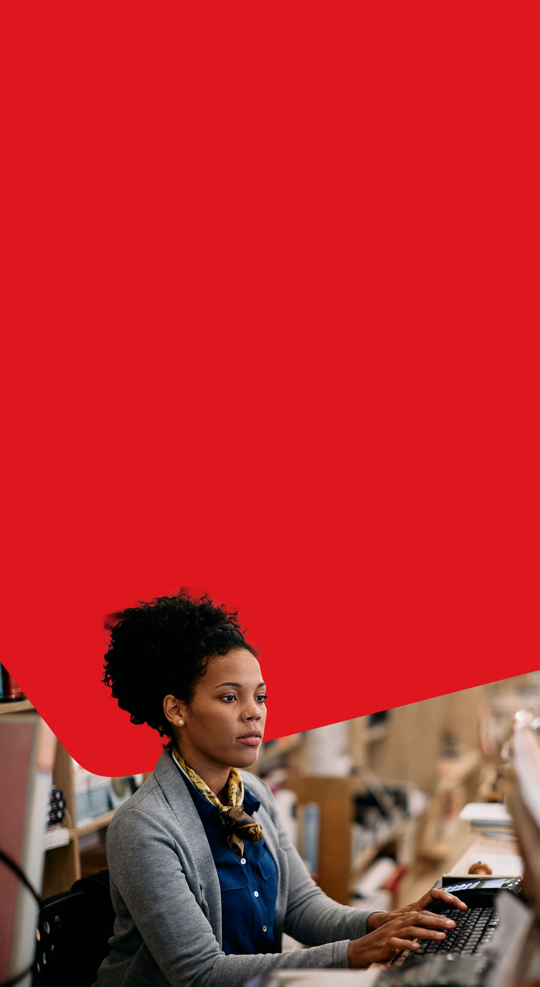 Photo d’une gestionnaire à l’ordinateur payant ses fournisseurs grâce aux solutions de sorties de fonds 