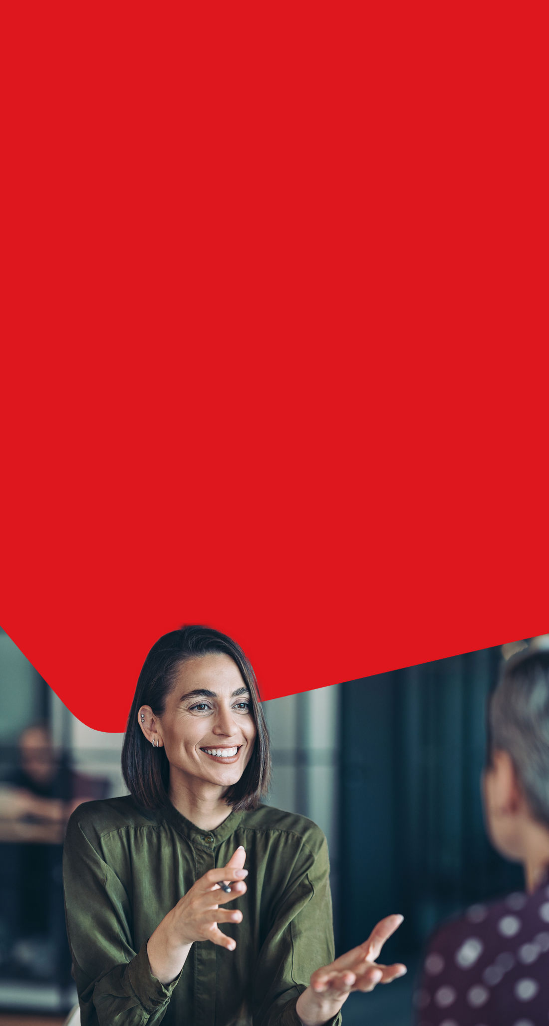 Photo of an entrepreneur discussing the fees associated with National Bank’s cash management solutions for businesses 