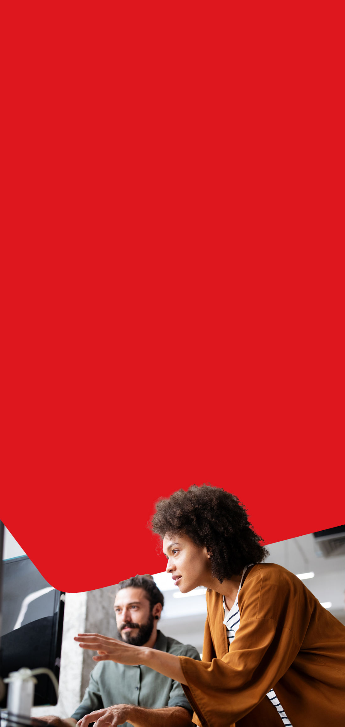 Photo d’une consultante TI présentant à son collègue les solutions de la Banque Nationale pour le secteur de la technologie 