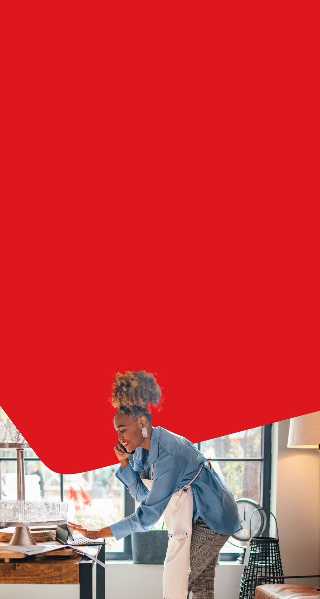 Photo d’une travailleuse autonome dans un restaurant consultant en ligne son compte de la Banque Nationale 