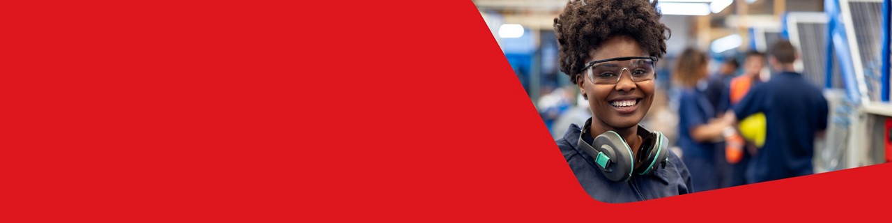 Photo of a manufacturing industry employee representing National Bank’s solutions for his industry