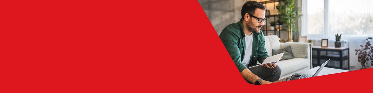 Photo d’un homme prenant des notes en consultant Mon modèle d’affaires de la Banque Nationale 