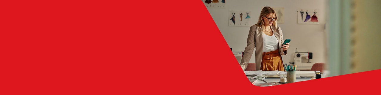 Photo of an entrepreneur choosing a banking solution with National Bank based on their industry, size, and development stage