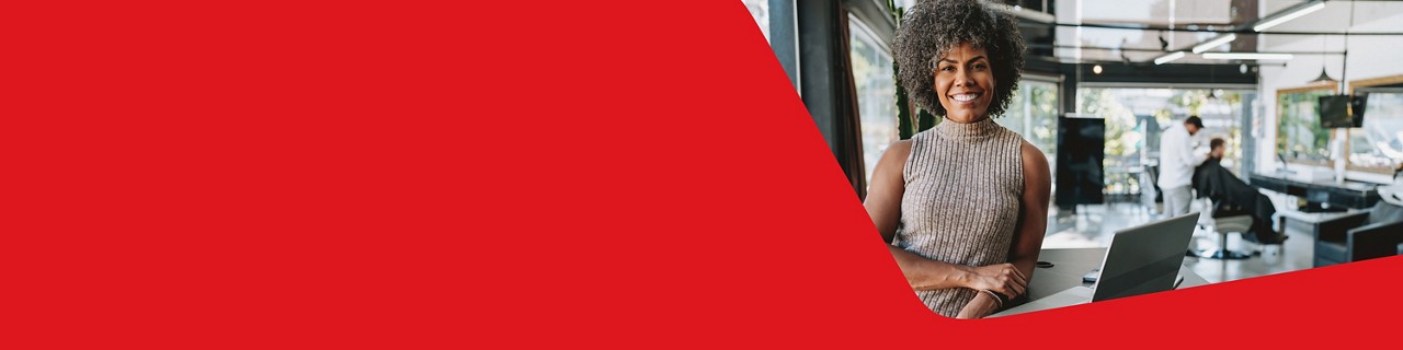 Photo d’une professionnelle des affaires consultant les solutions bancaires de la Banque Nationale sur son ordinateur 