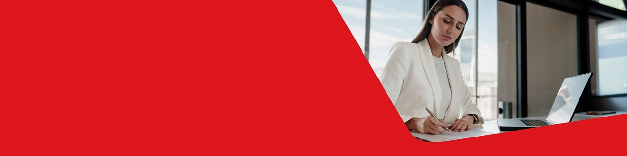 Photo d’une professionnelle des affaires consultant les solutions bancaires de la Banque Nationale sur son ordinateur 