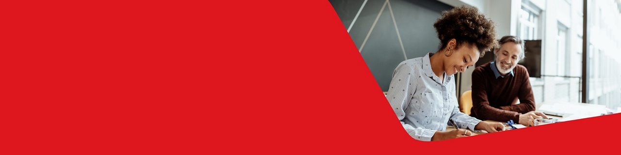 Photo d’une gestionnaire remplissant un formulaire pour le régime de retraite simplifié avec un conseiller de la Banque Nationale