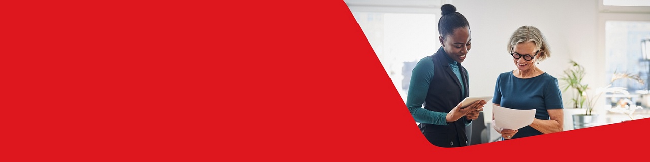 Photo de deux professionnelles discutant du régime volontaire d’épargne-retraite de la Banque Nationale 