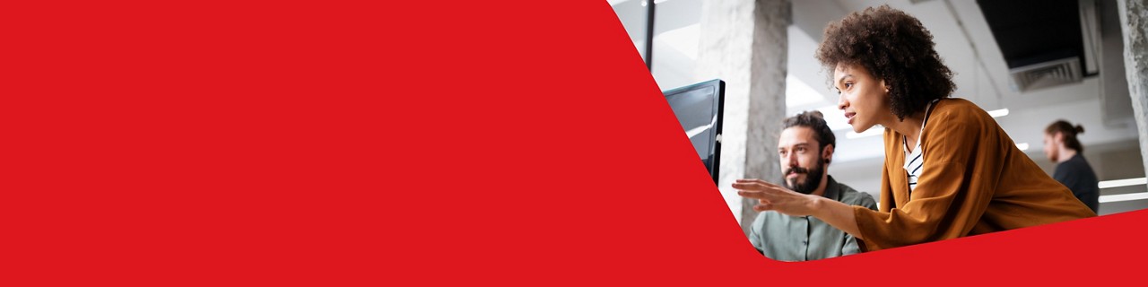 Photo d’une consultante TI présentant à son collègue les solutions de la Banque Nationale pour le secteur de la technologie 