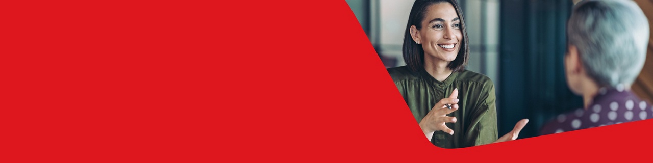 Photo of an entrepreneur discussing the fees associated with National Bank’s cash management solutions for businesses 