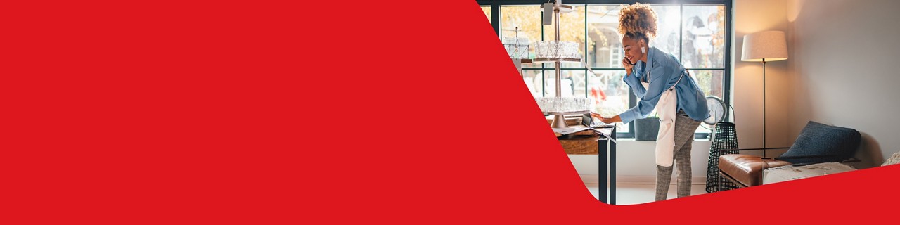 Photo d’une travailleuse autonome dans un restaurant consultant en ligne son compte de la Banque Nationale 