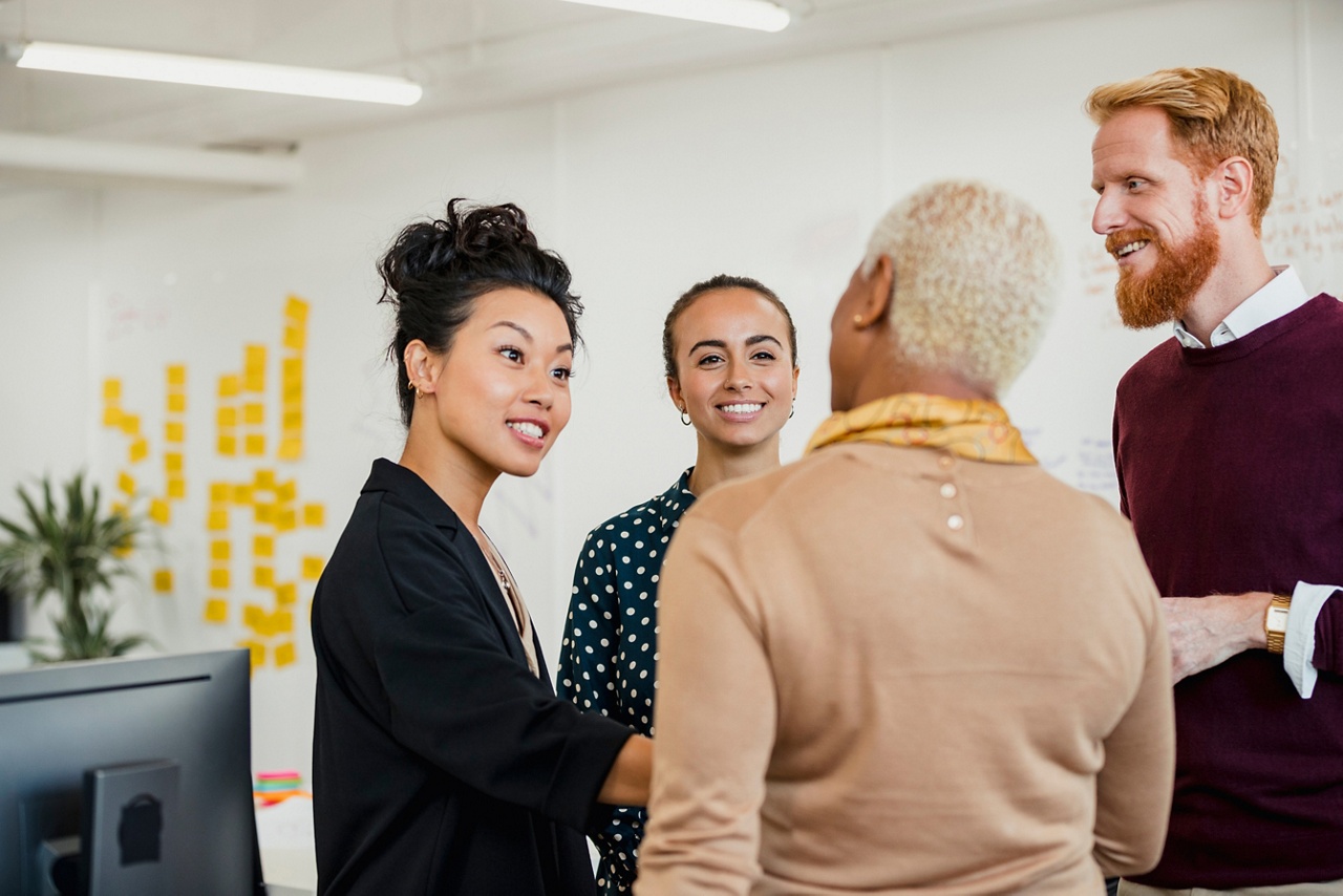 Photo d’un groupe de personnes dans un bureau qui discutent de stratégie d’innovation en entreprise 
