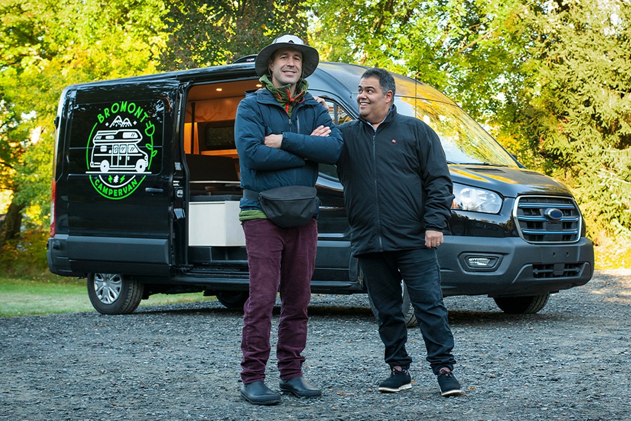 Photo of a National Bank advisor and their client speaking about starting a business in front of a minivan 