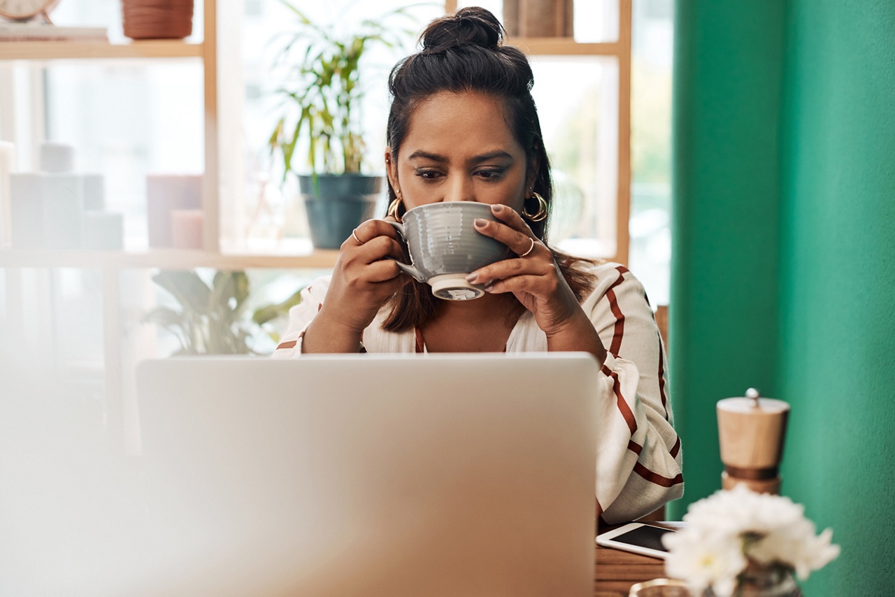 Photo of a freelancer for an article about saving as a self-employed worker 