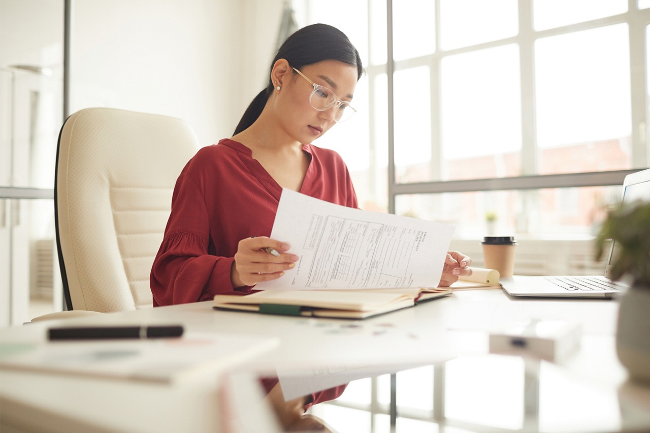 Photo d’une personne travaillant à son bureau pour un article sur le financement de projet d’entreprise