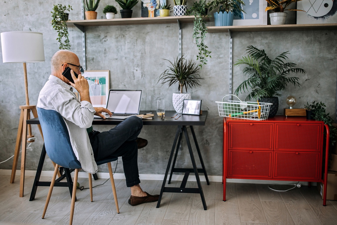 Photo d’un propriétaire de société de gestion parlant au téléphone pour des conseils sur comment décaisser ses investissements 