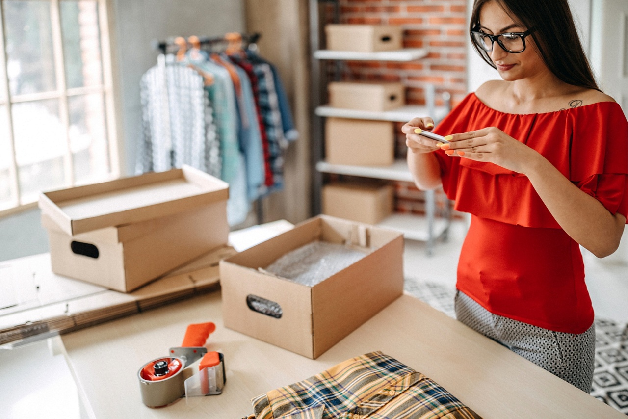 Photo d’une personne prenant des photos de ses produits pour un article sur le démarrage d’entreprise 