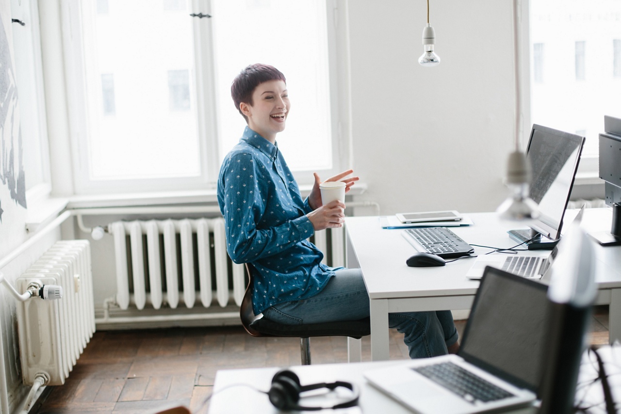 Photo d’une personne dans un bureau pour un article sur les formations en démarrage d’entreprise