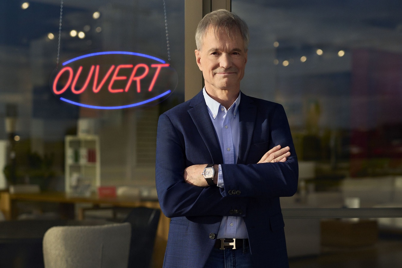 Le cédant de Gagnon Frères se tenant debout à l’extérieur devant son entreprise.