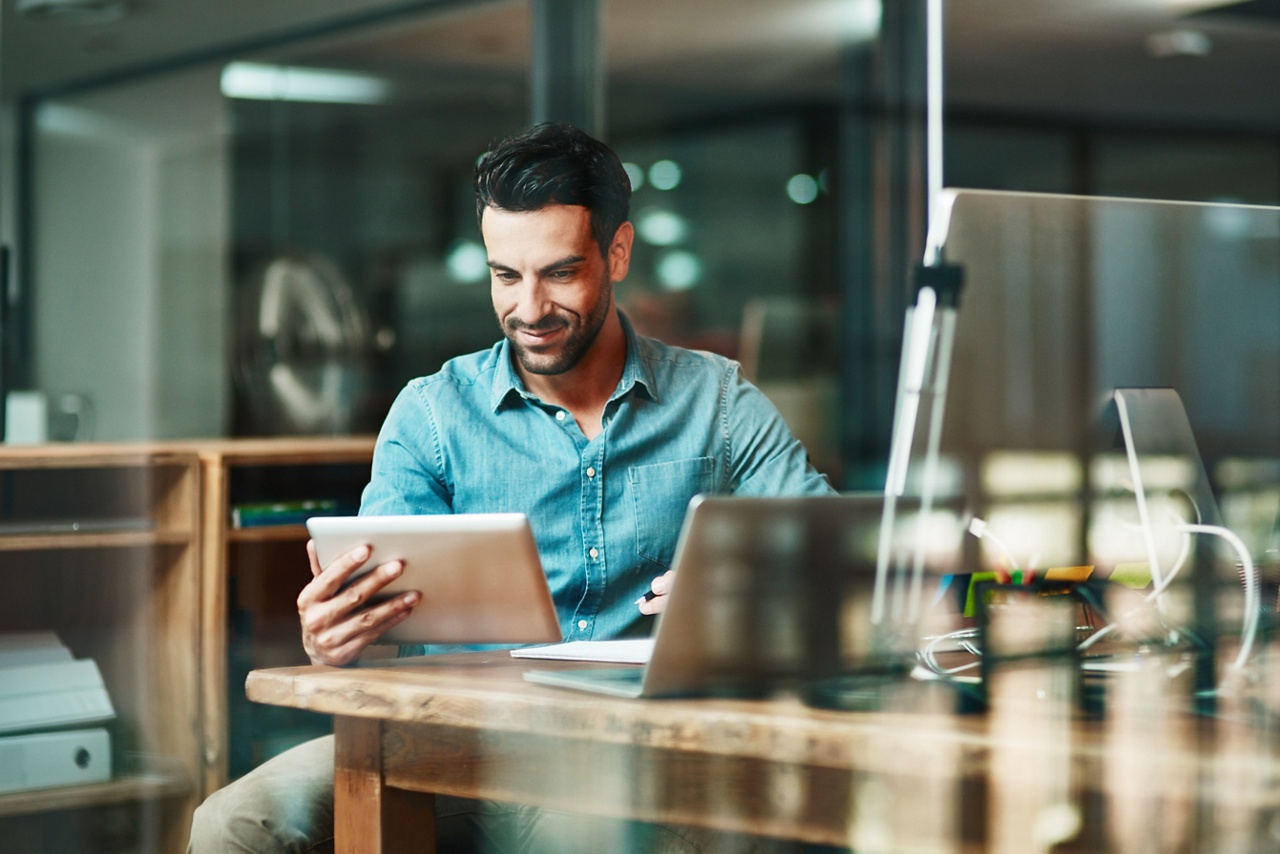 Photo d’une personne consultant sa tablette dans un bureau pour un article sur le profil d’entrepreneur 