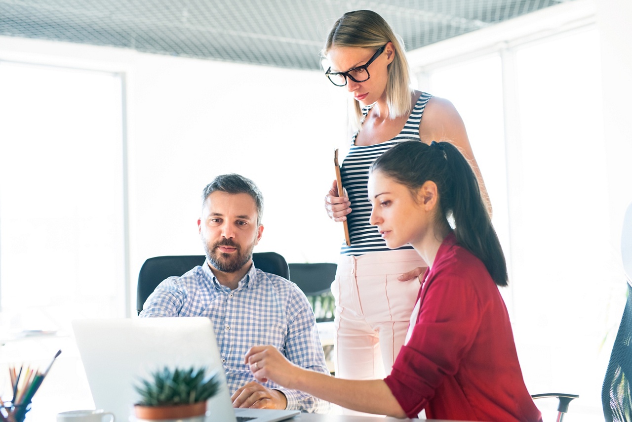 Photo d’un groupe de personnes dans un bureau en train de créer un plan de redressement d’entreprise 