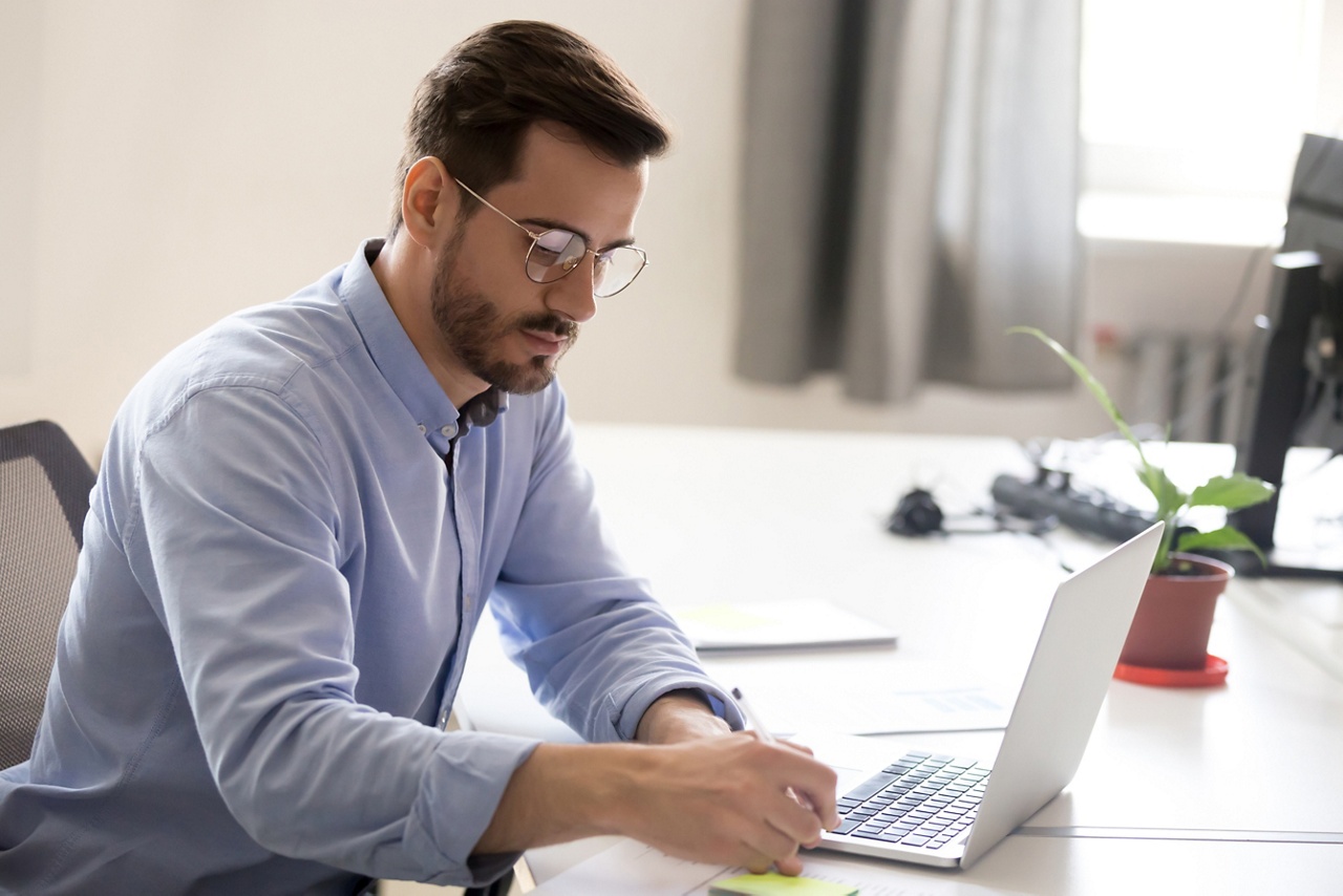 Photo d’un employé examinant son régime volontaire d’épargne retraite sur son ordinateur portable 