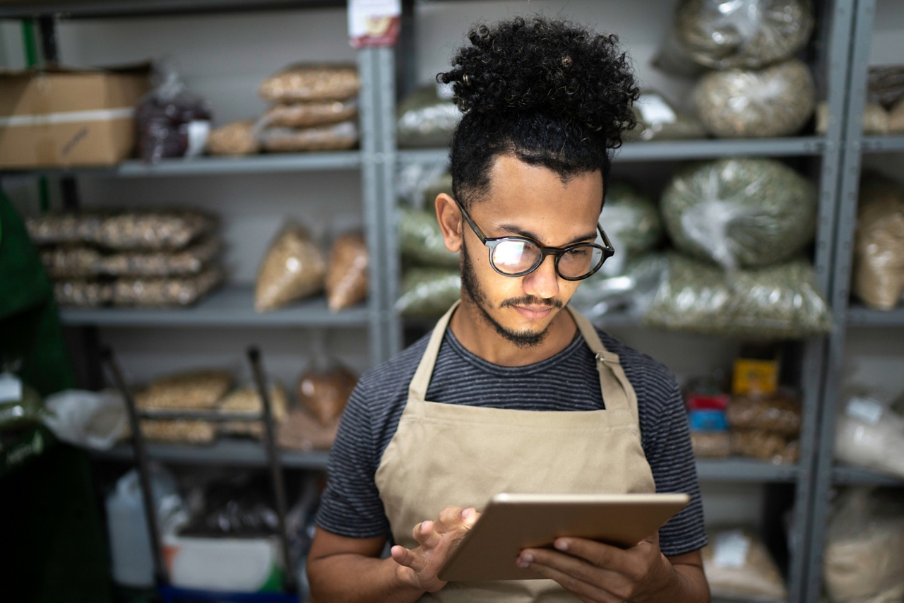 Photo d’un entrepreneur consultant sa tablette pour un article sur le choix de rémunération entre salaire ou dividendes