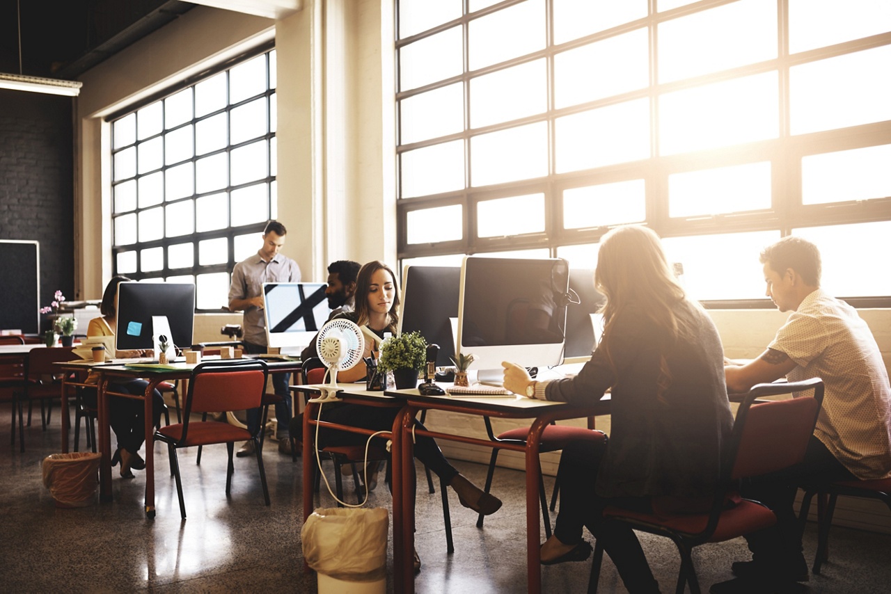 Photo de personnes travaillant dans un bureau pour un article sur le développement d’entreprise grâce à la culture startup 