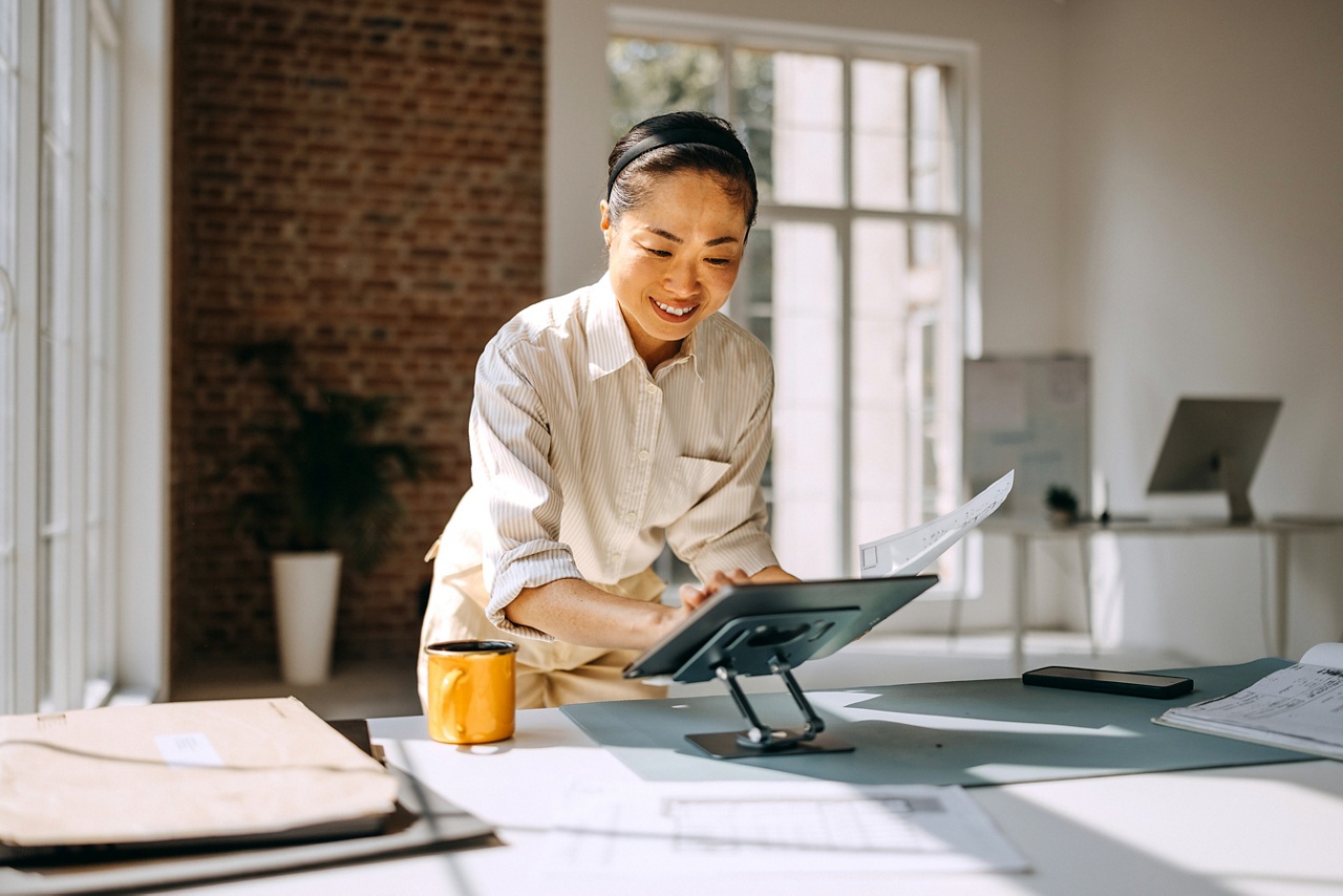 Propriétaire d’entreprise utilisant une tablette