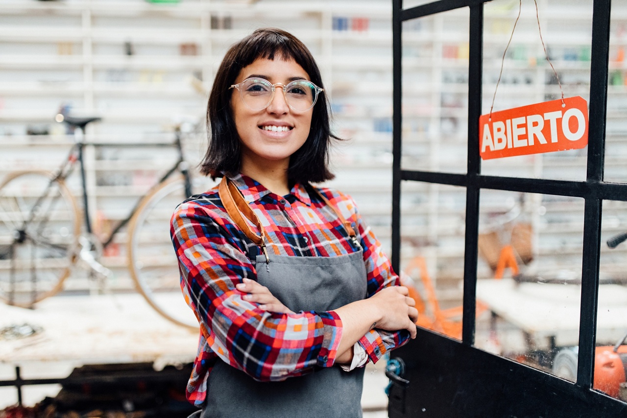 Photo d’une propriétaire d’entreprise dans un atelier de vélo pour un article sur les valeurs d’entreprise 