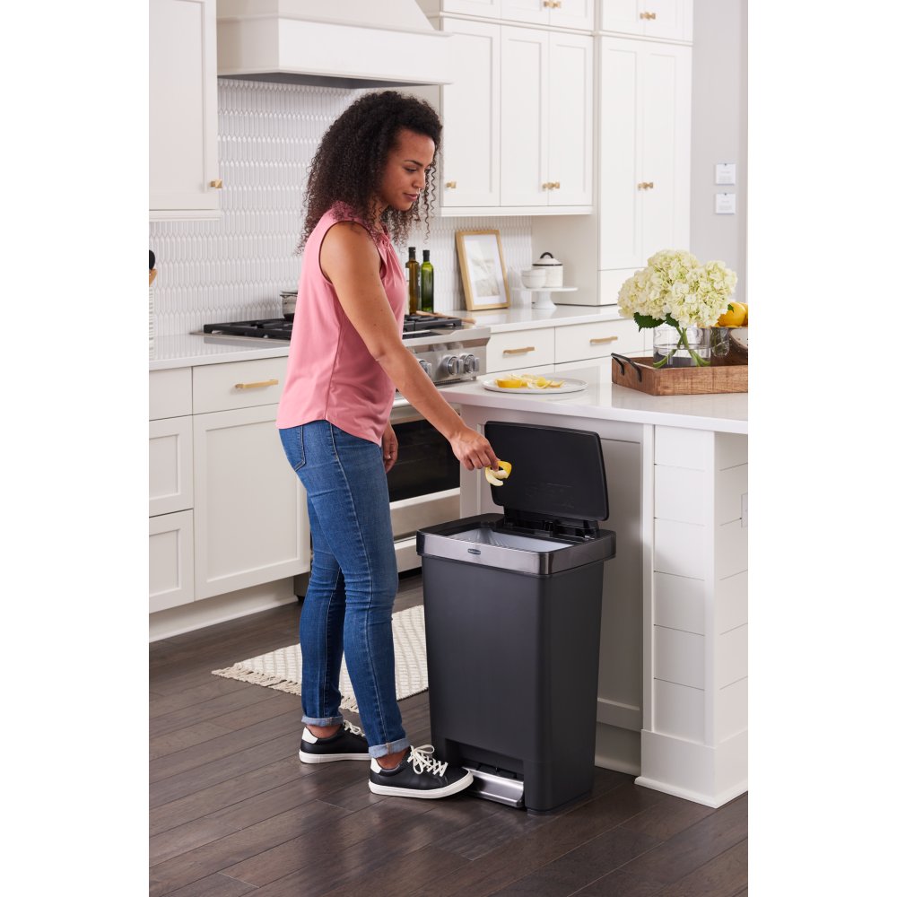 Rubbermaid Classic 13 Gal Step-On Trash Can with Lid and Stainless
