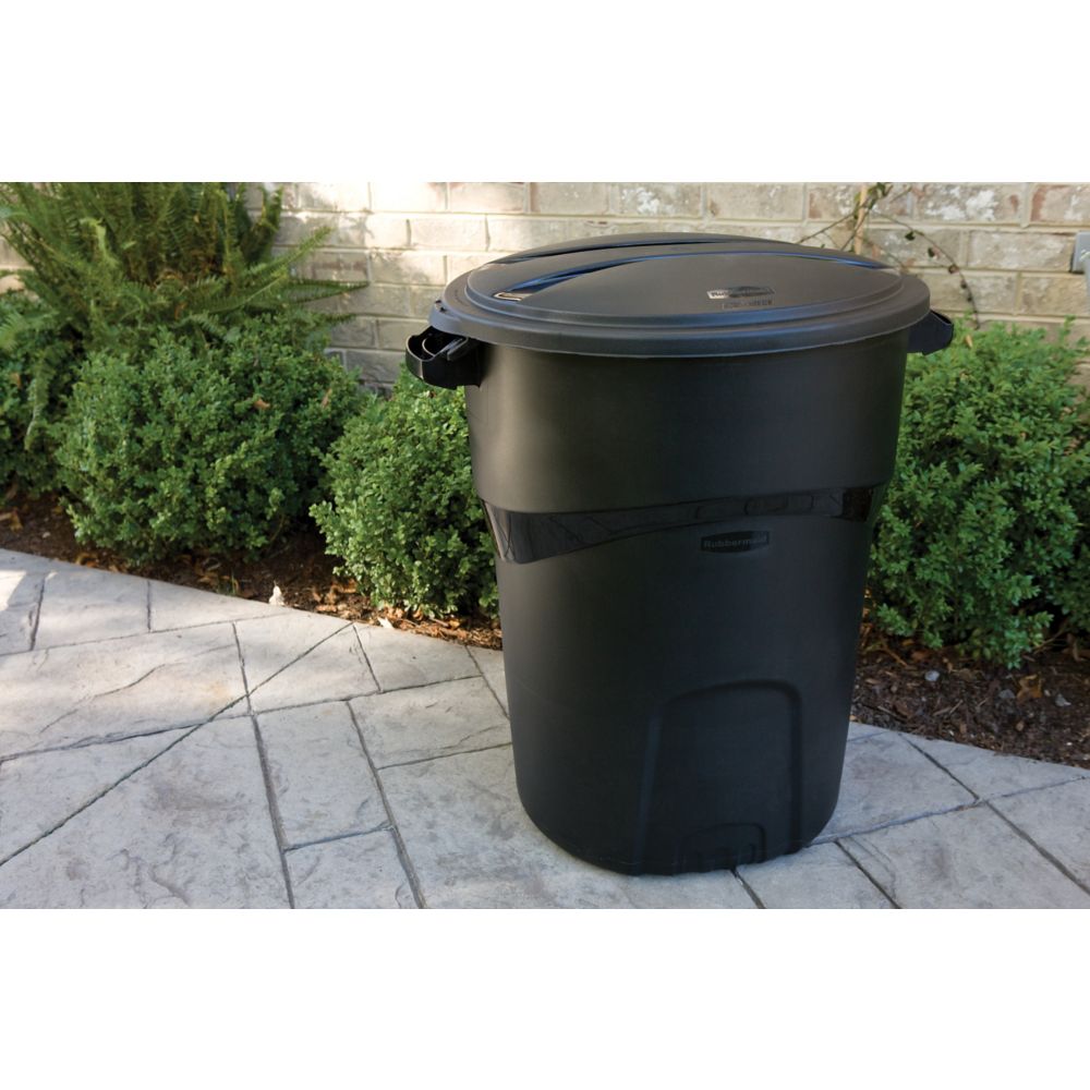 Black Rubbermaid Roughneck 20 Gallon Plastic Outdoor Garbage Can
