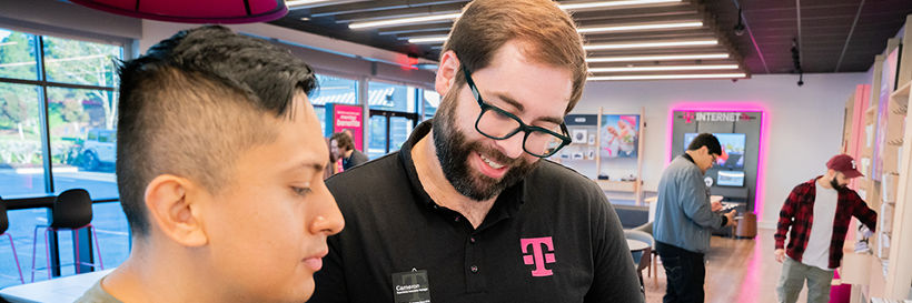 retail employee guiding customer through phone
