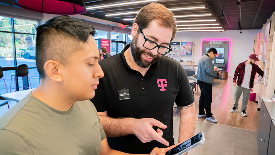 retail employee guiding customer through phone