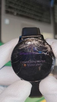 Device condition check – cracked Samsung watch screen image