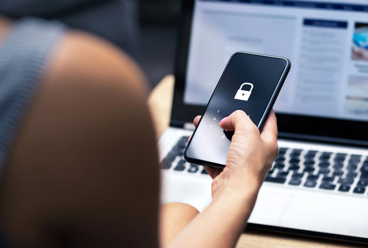 phishing-mobile-phone-hacker-or-cyber-scam-concept_SS_1917956951