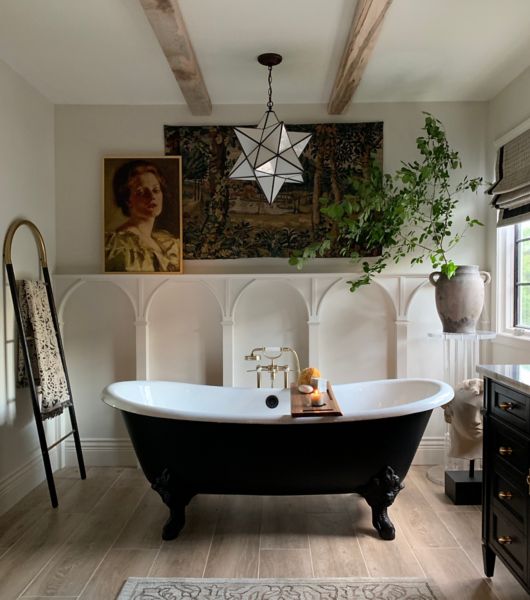 This farmhouse-style bathroom features porcelain floor tiles in a realistic wood-look beige tone.