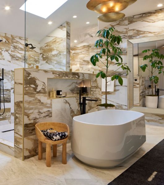 13 Beautiful Mirrored Bathrooms