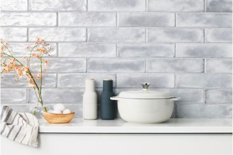 Neutral kitchen tile backsplash