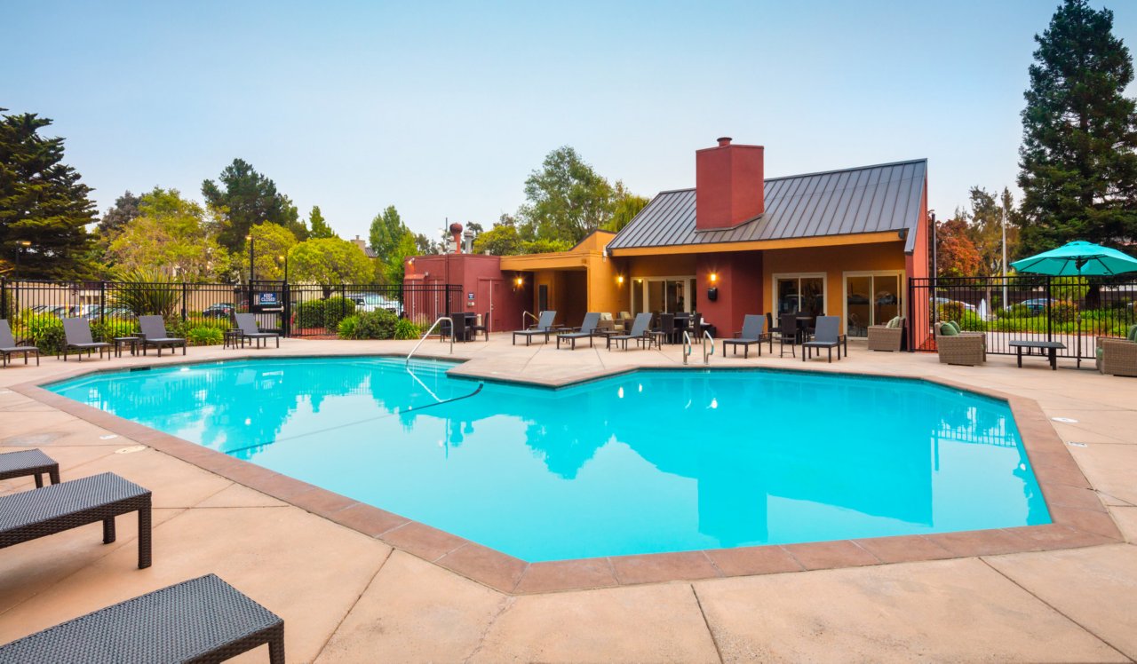 Laurel Crossing Apartment Homes in San Mateo, CA - Outdoor Swimming Pool