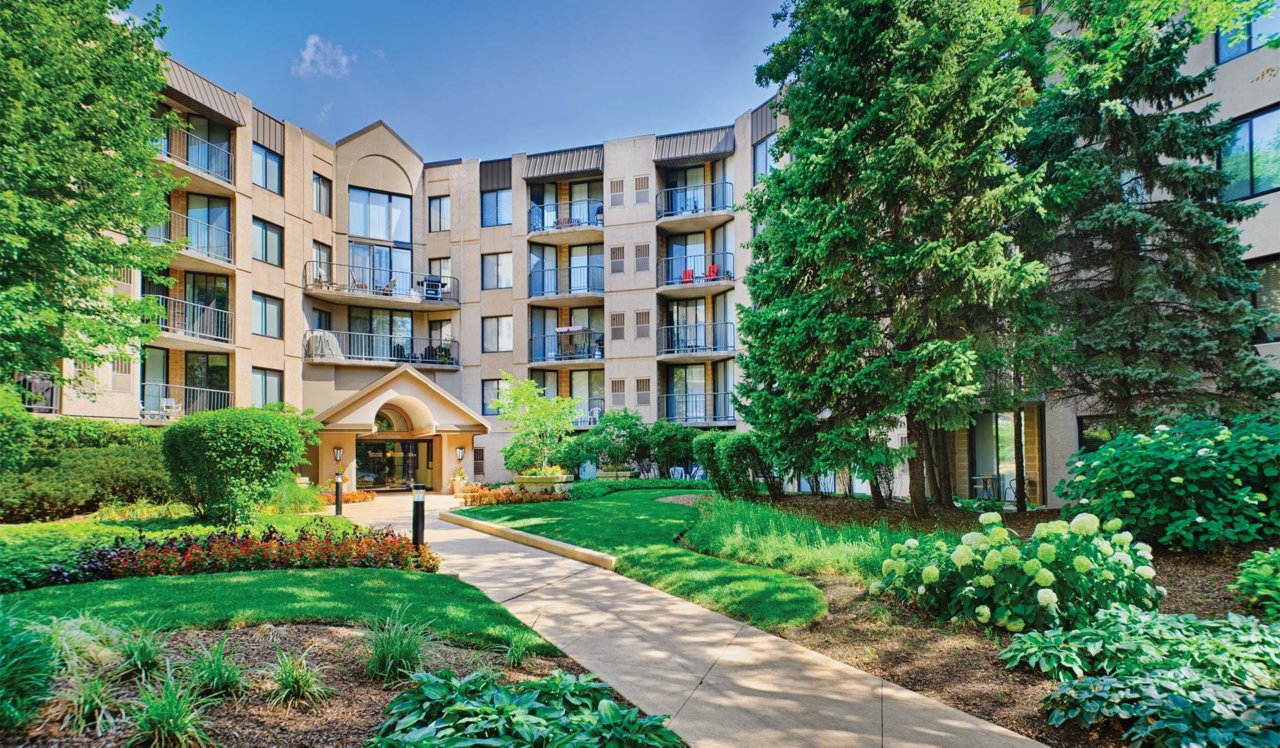 Elm Creek Apartments & Townhomes in Elmhurst, IL - Pet-Friendly Community
