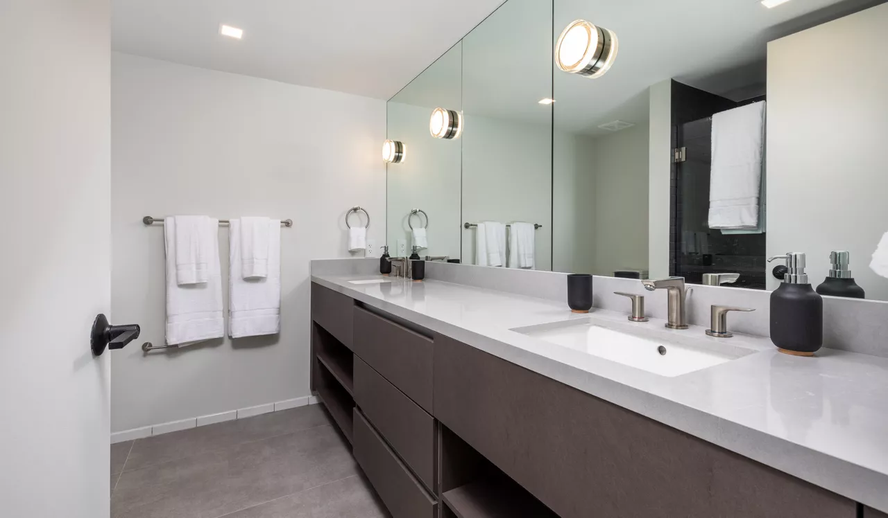Flamingo South Beach - Miami Beach, FL - Bathroom