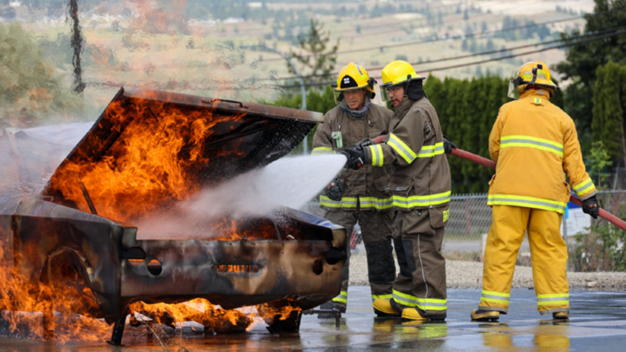 Des pompiers éteignent un incendie qui touche de l’équipement