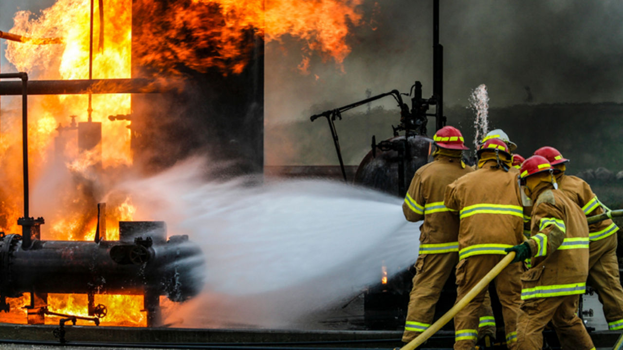 Des pompiers éteignent un incendie qui touche de l’outillage d’usine