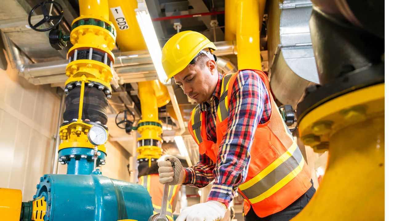 Ouvrier responsable de l’entretien des machines dans une usine.