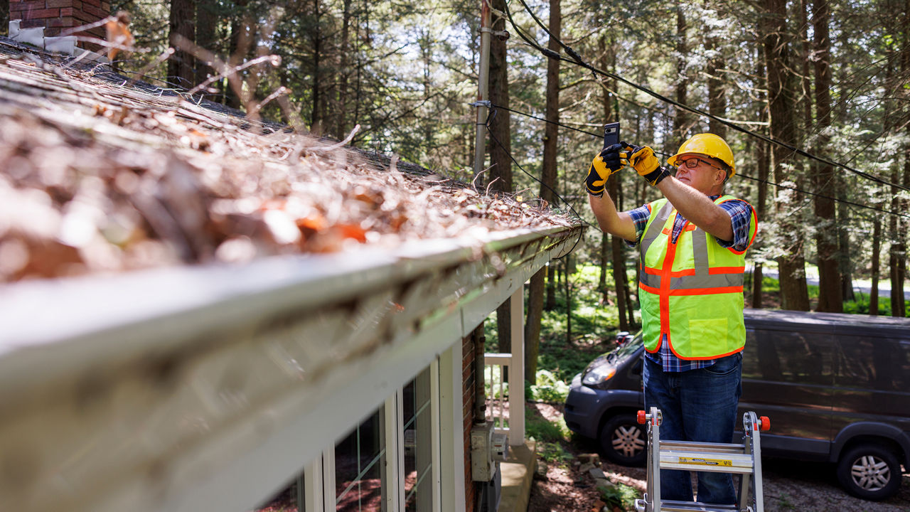 Une personne téléphone au service d’assistance routière pour obtenir de l’aide concernant une panne de véhicule
