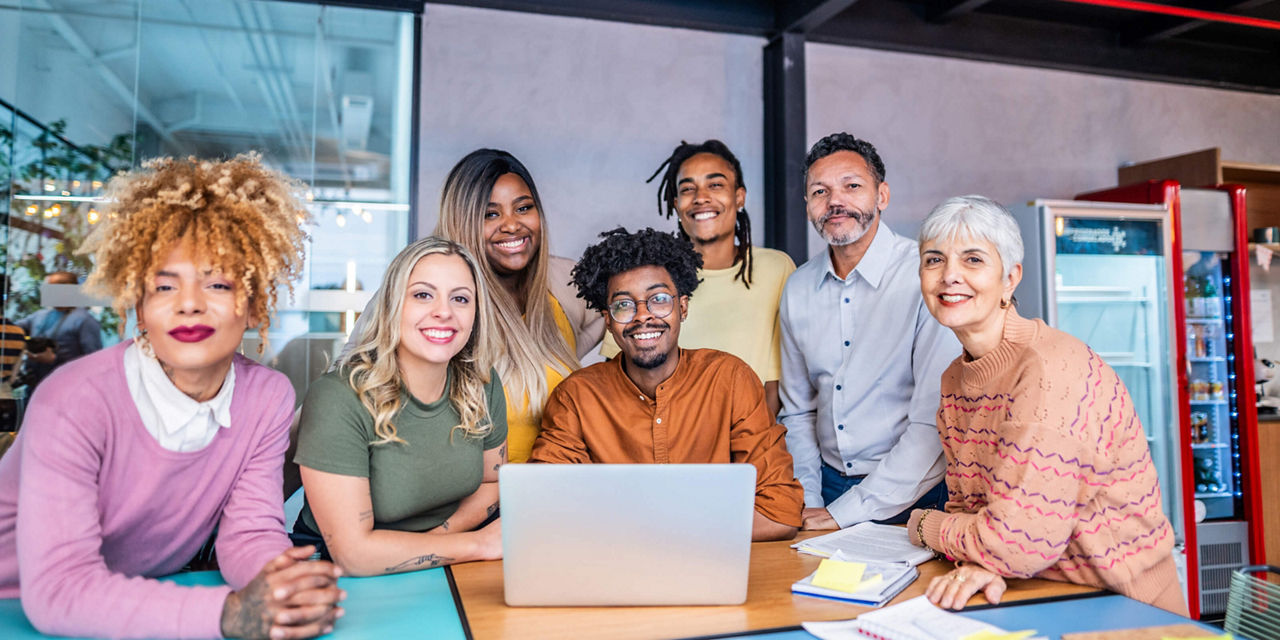 Équipe diversifiée collaborant dans un espace de travail moderne.