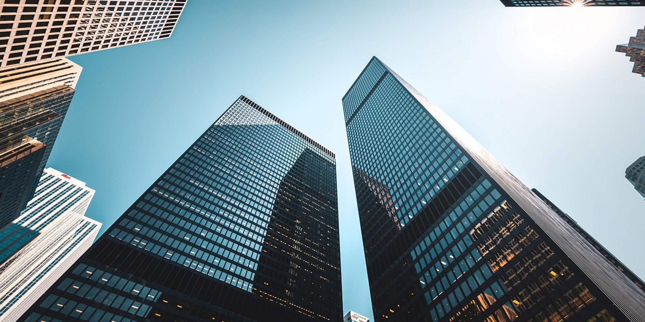 Vue de grands immeubles de bureaux dans un quartier d’affaires du centre-ville.